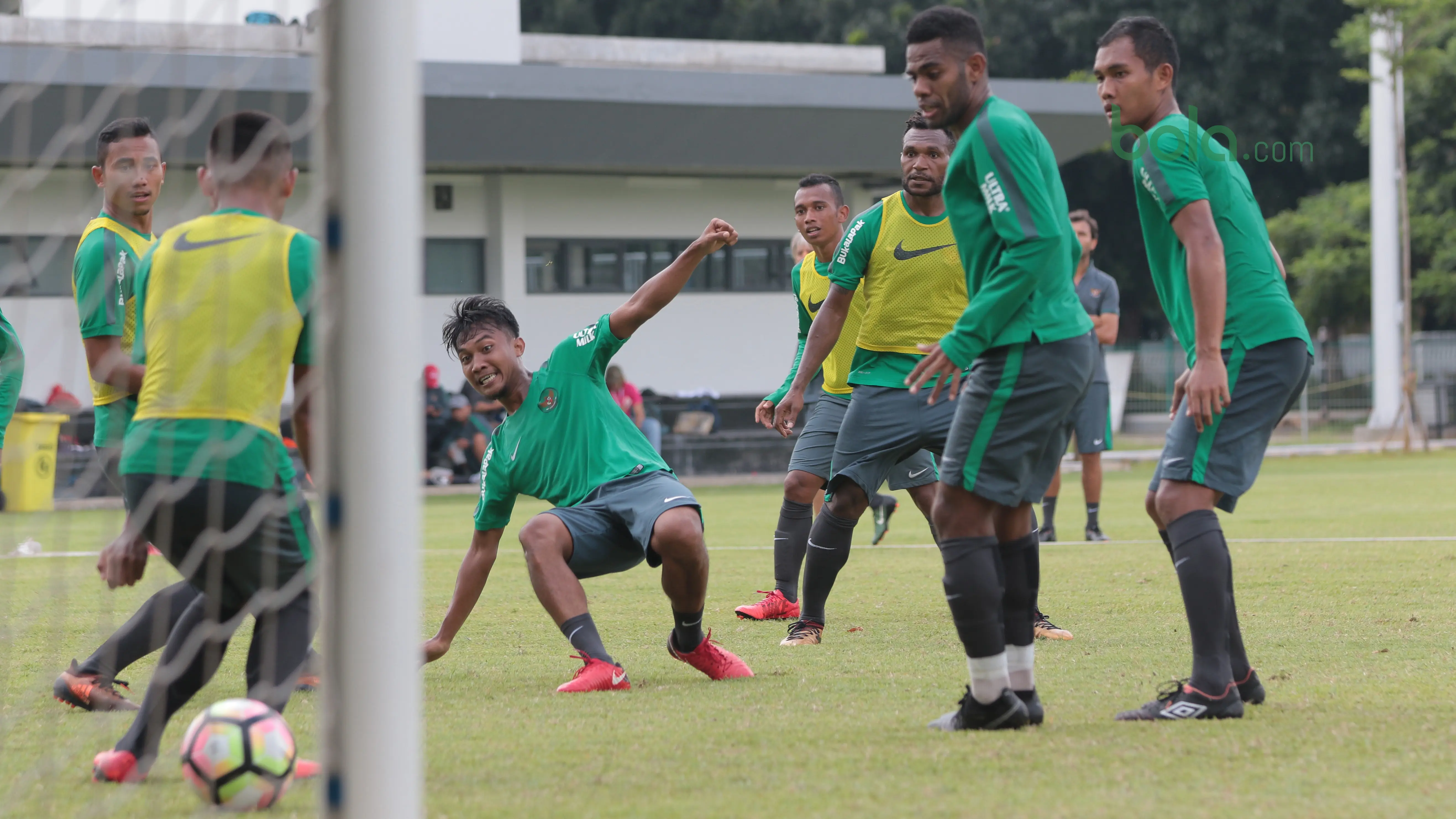 Aksi Pemain Timnas Indonesia U-23, Muhammad Hargianto (tengah) melepaskan tembakan saat latihan di Lapangan A,B,C, Senayan, Jakarta (21/2/2018). Latihan ini merupakan persiapan Asian Games 2018. (Bola.com/Nick Hanoatubun)