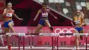 Pelari gawang Amerika Serikat Sydney McLaughlin (tengah) saat bertanding pada final lari gawang 400 meter putri Olimpiade Tokyo 2020 di Tokyo, Jepang, Rabu (4/8/2021). McLaughlin memecahkan rekor dunia sekaligus meraih medali emas di Olimpiade Tokyo 2020. (AP Photo/Petr David Josek)