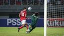 <p>Pemain Timnas Indonesia U-19,&nbsp;Marcell Januar Putra (kiri)&nbsp;&nbsp;berusaha memasukan bola ke gawang Thailand yang dijaga Narongsak Naengwongsa dalam pertandingan babak penyisihan Grup A Piala AFF U-19 yang berlangsung di Stadion Patriot Candrabhaga, Bekasi, Rabu (6/7/2022). (Bola.com/Bagaskara Lazuardi)</p>