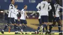 Striker Tottenham, Harry Kane (tengah) berselebrasi bersama rekannya  usai mencetak gol ke gawang Everton pada babak 16 besar Piala FA di Goodison Park, Inggris, Kamis (11/2/2021). Everton membutuhkan babak perpanjangan waktu 2x15 menit untuk mengalahkan Tottenham. (Martin Rickett /Pool via AP)