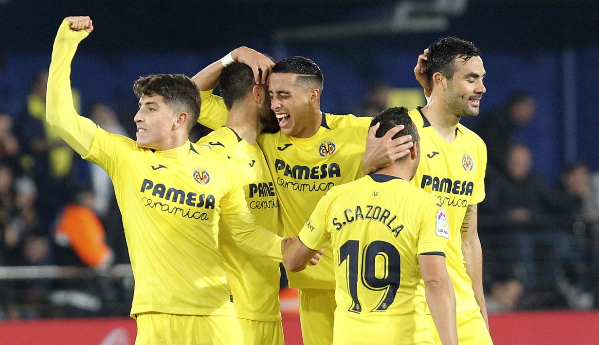 Pemain Villarreal merayakan gol yang dicetak oleh Carlos Bacca pada laga La Liga 2019 di Stadion Ceramica, Selasa (2/4). Kedua tim bermain imbang 4-4. (AP/Alberto Saiz)