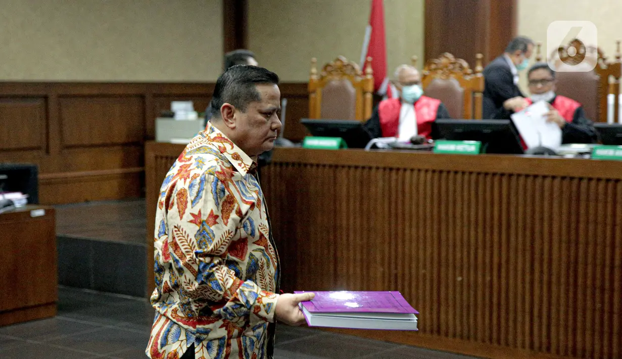 Terdakwa kasus dugaan suap penghapusan red notice Joko Tjandra, Irjen Pol Napoleon Bonaparte saat menjalani sidang lanjutan di Pengadilan Tipikor, Jakarta, Senin (9/11/2020). Sidang beragendakan pembacaan eksepsi atau nota keberatan yang dibacakan kuasa hukum terdakwa. (Liputan6.com/Faizal Fanani)