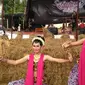 3 penari dengan latar orang-orangan sawah di depan Panggung Festival Ujungan, Banjarnegara. (Liputan6.com/Dimas untuk Muhamad Ridlo)