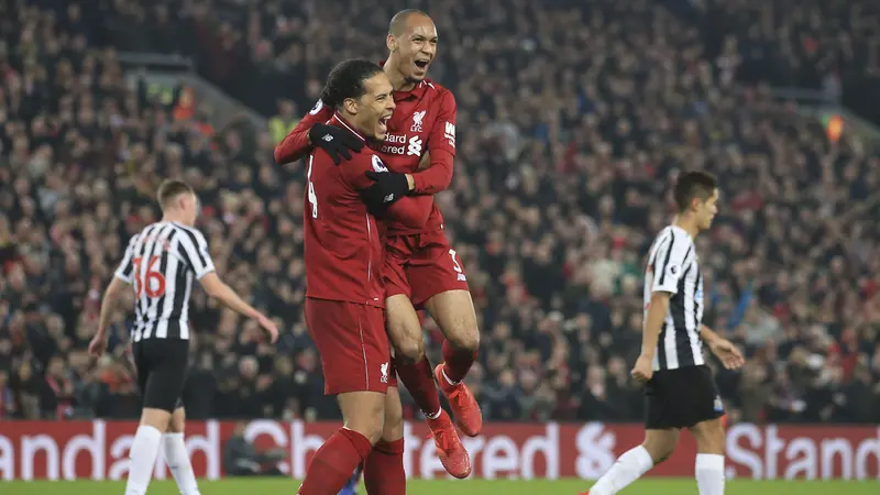 Pemain Liverpool, Virgil van Dijk bersama Fabinho merayakan kemenangan atas Newcastle pada laga Premier League di Stadion Anfield, Liverpool, Rabu (26/12). Liverpool menang 4-0 atas Newcastle. (AP/Jon Super)