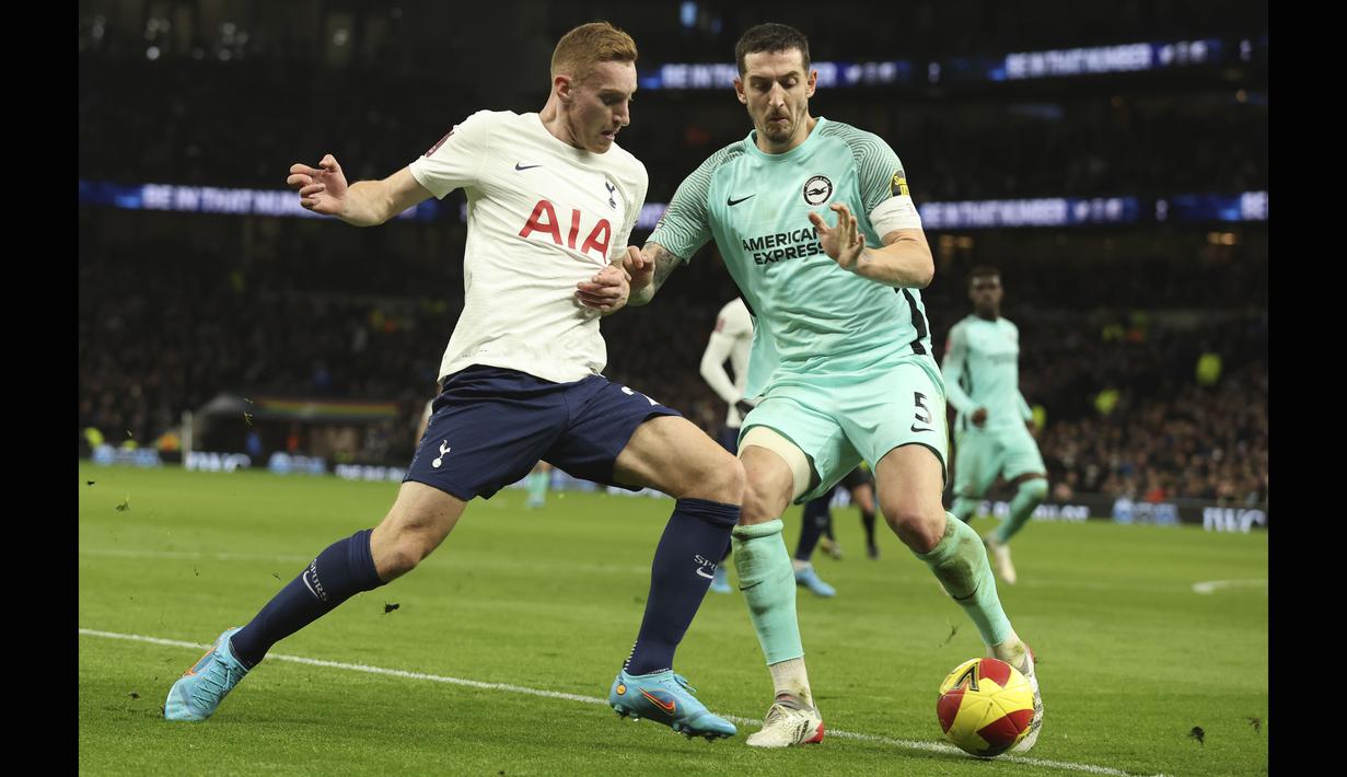 Dejan Kulusevski (kiri) menjalani laga debutnya bersama Tottenham saat melawan Brighton dalam pertandingan Piala FA. Kulusevski didatangkan Tottenham dari Juventus sebagai pinjaman sampai akhir musim depan dengan opsi permanen. (AP Photo/Ian Walton)