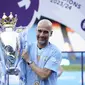 Pep Guardiola berhasil membawa Manchester City meraih trofi juara Premier League untuk keempat kalinya secara beruntun. (AP Photo/Dave Thompson)