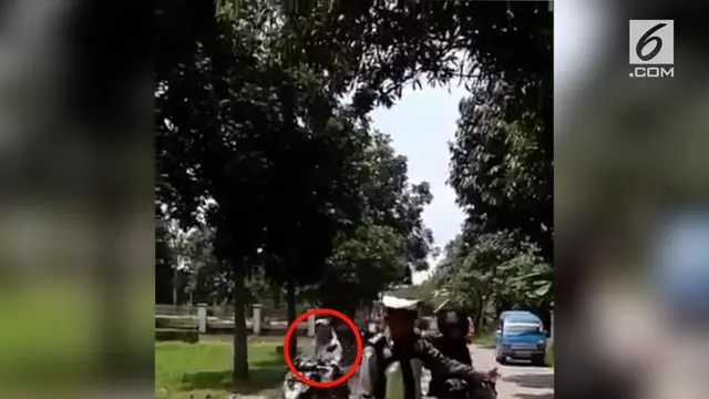 Petugas polisi malah memberhentikan pengendara motor yang memakai helm.