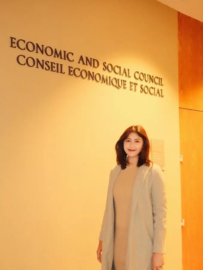 Gaya Layering Erina Gudono, Ikut Tren "One Day vs Day One" Saat Bekerja di UNESCO