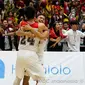 Para pemain Timnas Basket Putra Indonesia merayakan kemenangan usai berhasil menumbangkan Filipina dan berhasil mencetak sejarah dengan merebut emas SEA Games pertama sejak 1977 di SEA Games 2021 Vietnam yang berlangsung di Thanh Tri Sport Information and Culutural Center Gymnasium, Minggu (22/5/2022). Skuat asuhan Milos Pejic berhasil menang dengan skor 85-81. (NOC Indonesia/MP Media/Iqbal Fauzi)