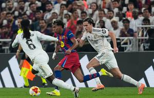 Lamine Yamal menggiring bola di samping Eduardo Camavinga dan Alvaro Carreras dalam laga final Piala Super Spanyol di King Abdullah Sports City Stadium, Jeddah, 12 Januari 2026. (AP Photo/Altaf Qadri)