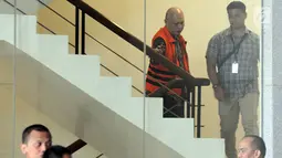 Pengusaha Tony Kongres penyuap Bupati Buton Selatan Agus Feisal menaiki tangga di gedung KPK, Jakarta, Selasa (10/7). Tony Kongres diperiksa terkait diduga suap proyek di wilayah Kabupaten Buton Selatan. (Merdeka.com/Dwi Narwoko)
