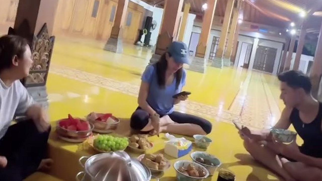 Momen Kocak Nikita Mirzani Main ke Rumah Soimah di Jogja hingga Asik Makan Bareng Sambil Bercanda