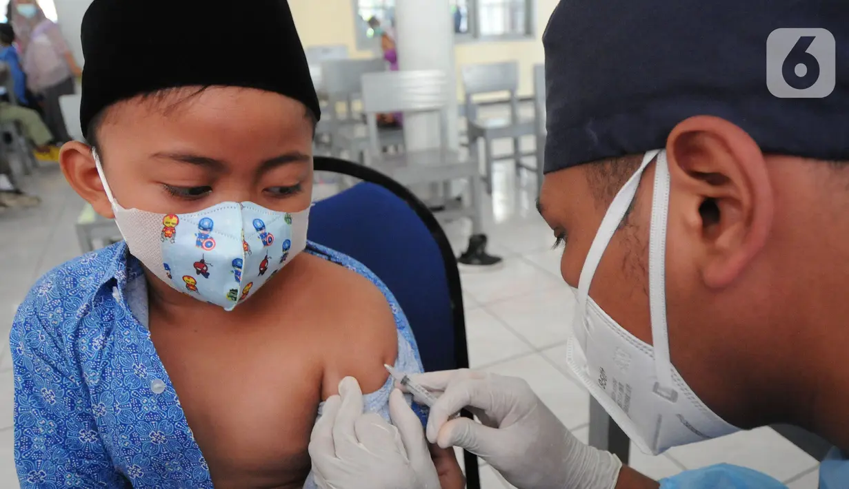 Guru melakukan pengukuran tinggi dan berat badan  murid kelas 1  saat kegiatan Bulan Imunisasi Anak Sekolah (BIAS) di SDI Al-Hidayah, Depok, Jawa Barat, Kamis (18/11/2021).  Sebanyak 100.719 siswa kelas I, II, dan V SD atau MI sederajat menjadi sasaran pemberian imunisasi. (merdeka.com/Arie Basuki)
