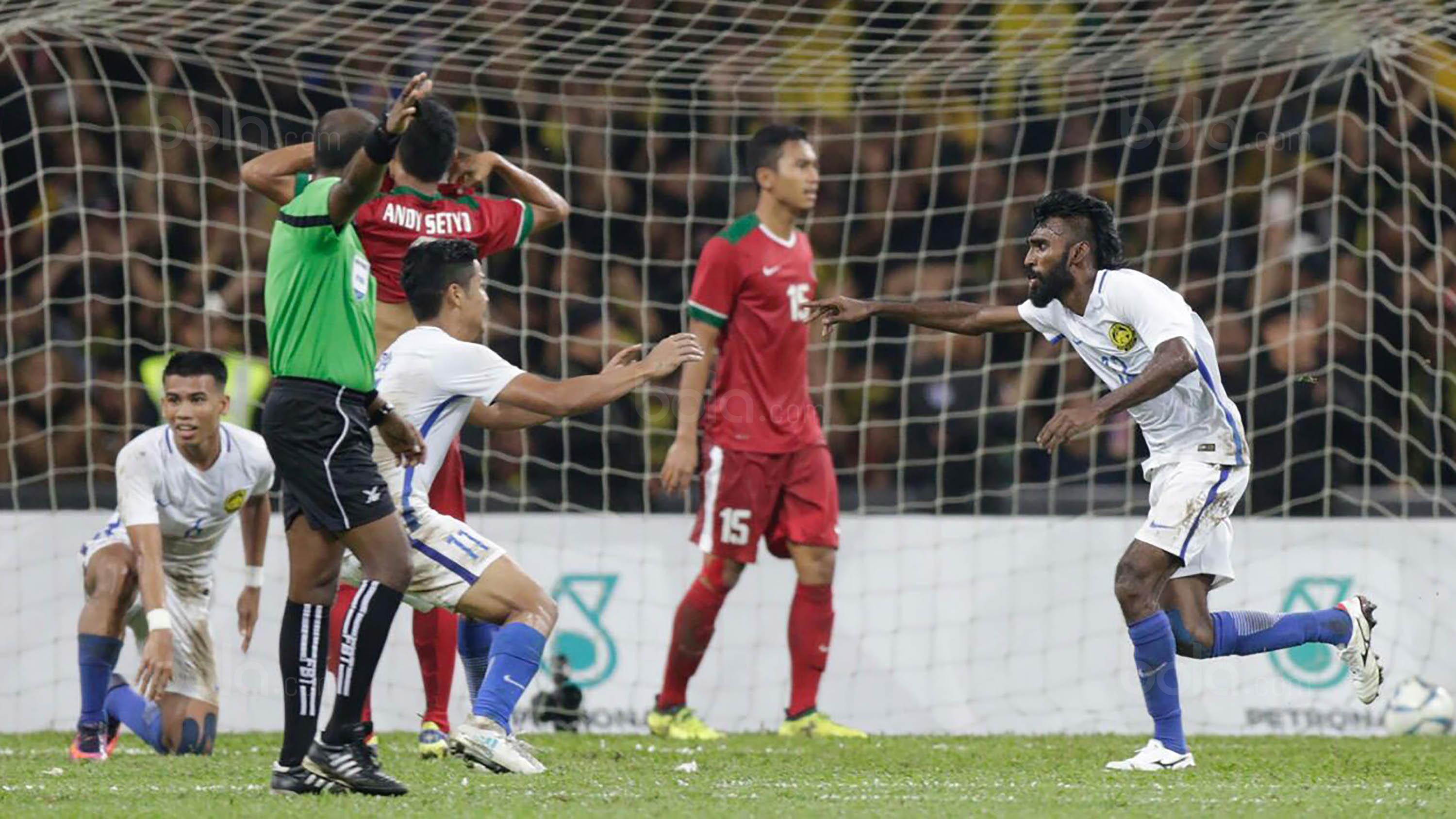 Pemain Malaysia, Thanabalan Nadarajah, melakukan selebrasi usai mencetak gol ke gawang Indonesia pada laga semifinal Sea Games 2017 di Stadion Shah Alam, Selangor, Sabtu (26/8/2017). Malaysia menang 1-0 atas Indonesia. (Bola.com/Vitalis Yogi Trisna)