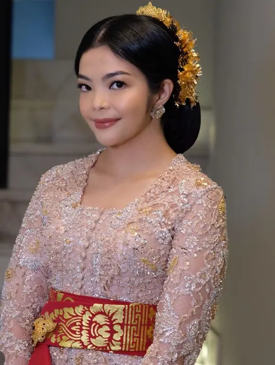 Ia juga tampil menawan dengan kebaya berpayet warna ungu khas perempuan Bali lengkap dengan obi merahnya.  [@jacquelinestephani]