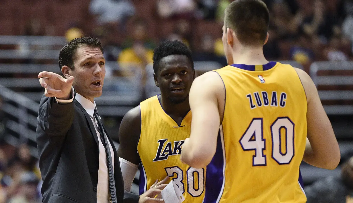 Pelatih Los Angeles Lakers, Luke Walton (kiri) memberikan arahan kepada Julius Randle (tengah) dan Ivica Zubac (kanan) saat melawan Phoenix Suns pada laga NBA preseason basketball game di Anaheim, California (22/10/2016). (AP/Kelvin Kuo)