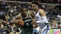 Guard Milwaukee Bucks Eric Bledsoe (kiri) coba melewati penggawa Memphis Grizzlies Dillon Brooks pada lanjutan NBA di FedExForum, Senin (12/3/2018) atau Selasa (13/3/2018) WIB. (AP Photo/Brandon Dill)