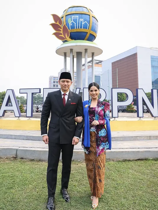 Annisa Pohan tampil elegan dengan kebaya kutubaru penuh bunga berwarna ungu kebiruan. Dipadu dengan kain batik diwiru dan selendang biru polos di pundak [@annisayudhoyono]