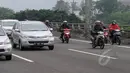 Para pengendara sepeda motor saat diperbolehkan melintasi jalan tol Wiyoto Wiyono, Jakarta, Senin (10/2/2015). (Liputan6.com/Herman Zakharia)