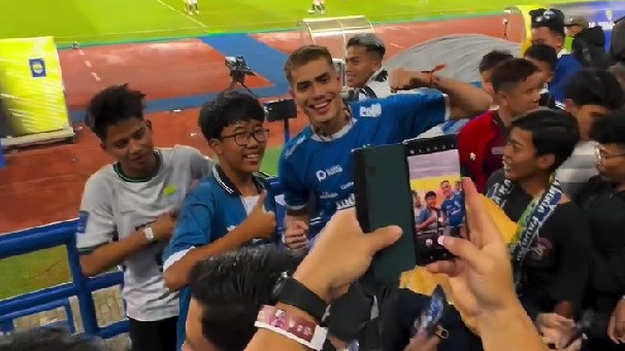 Aisar Khaled Nonton Persib Bandung, Malah Jadi Bintang di Tribun