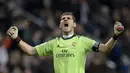 Iker Casillas. Ia menghabiskan 25 tahun bersama Real Madrid sejak berusia 19 tahun. Pada 2015, saat berkembang rumor akan bergabungnya Gianluigi Buffon atau David De Gea, dirinya merasa tak lagi dibutuhkan. Akhirnya ia mundur dari Real Madrid atas desakan Florentino Perez. (Foto: AFP/Dani Pozo)