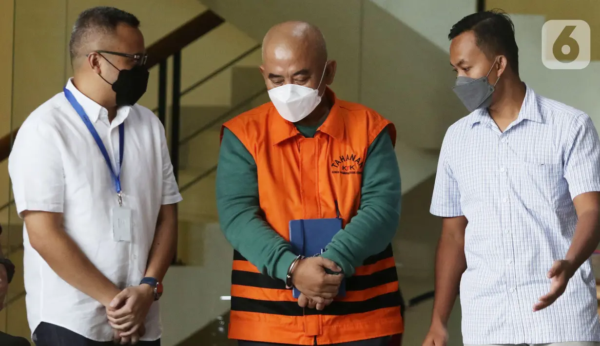 Wali Kota Bekasi nonaktif Rahmat Effendi (tengah) usai menjalani pemeriksaan lanjutan di Gedung KPK, Jakarta, Kamis (17/2/2022). Rahmat Effendi diperiksa sebagai tersangka dugaan penerimaan suap pengadaan barang, jasa serta lelang jabatan di Pemkot Bekasi. (Liputan6.com/Helmi Fithriansyah)