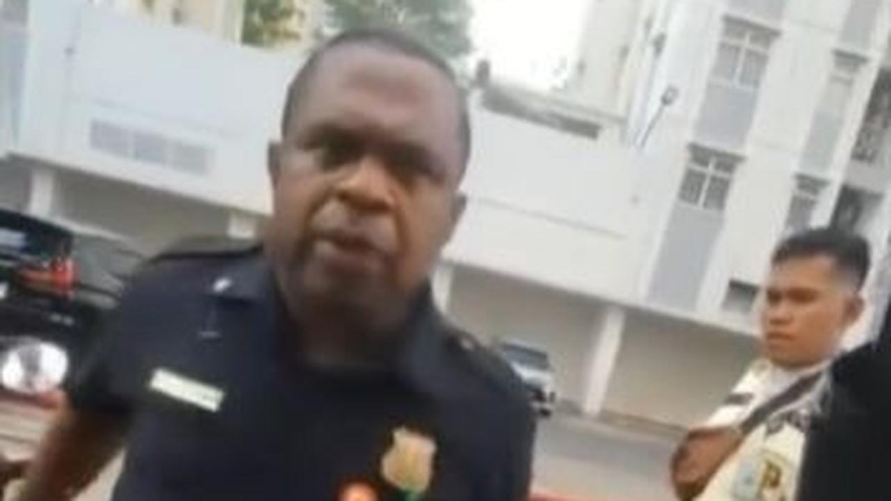 "Saya kan udah kasih tau kamu dari pagi," kata sekuriti apartemen.