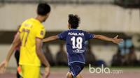 Pemain Arema FC, Adam Alis merayakan gol ke gawang  Sriwijaya FC pada babak delapan besar Piala Presiden 2017 di Stadion Manahan, Solo. Jumat (26/2/2017). (Bola.com/Nicklas Hanoatubun)
