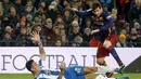 Pemain Barcelona, Messi mencoba melewati pemain Espanyol, Enzo Roco pada laga 16 besar Copa del Rey di Stadion Camp Nou, Barcelona, Kamis (7/1/2016) dini hari WIB.  (REUTERS/Albert Gea)