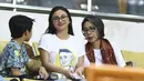 Ariel Tatum dan keluarga Ryuji Utomo saat berada di tribun VIP menyaksikan laga Persija Jakarta melawan Sriwijaya FC di Stadion Wibawa Mukti, Cikarang, Jumat (16/6/2017). (Bola.com/Nicklas Hanoatubun)