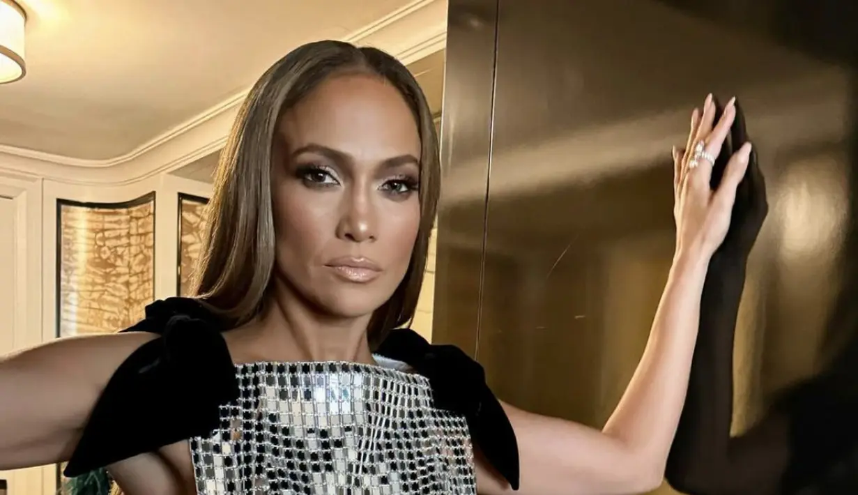 <p>Setelah resmi mengajukan gugatan cerai dari suaminya selama dua tahun, Ben Affleck, Jennifer Lopez tampil pertama kali di karpet merah dengan gaun yang berani. [Instagram/ Jennifer Lopez]</p>