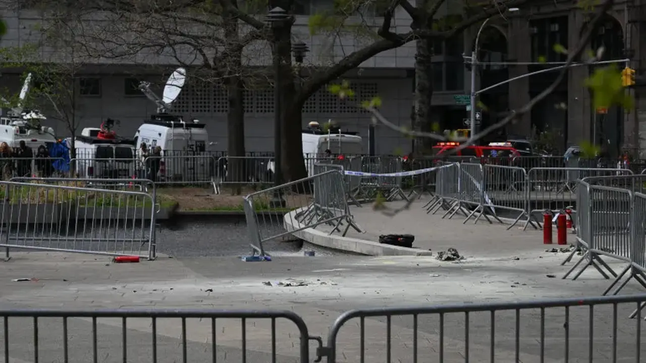 Lokasi seorang pria membakar dirinya di luar persidangan Donald Trump di New York City. [Angela Weiss/AFP]