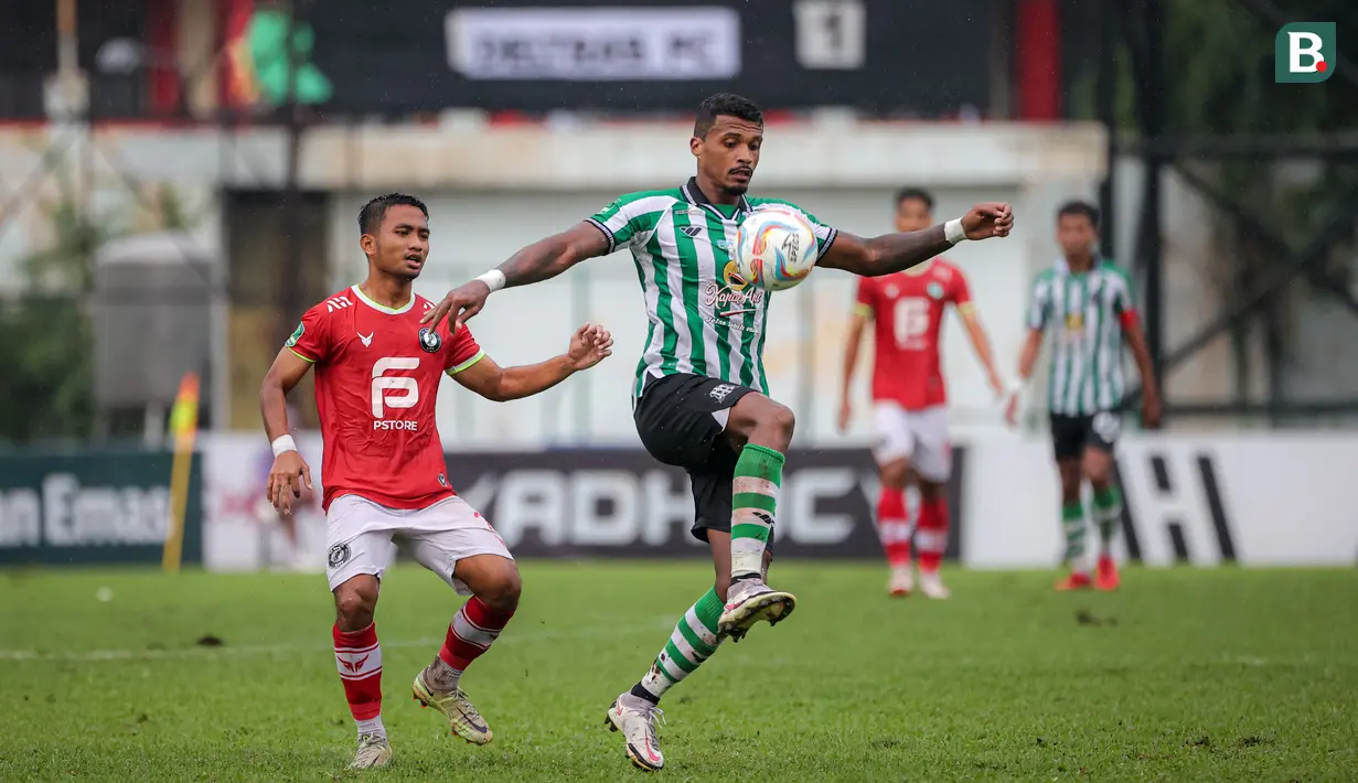 Pemain Deltras FC, Rosalvo Junior (tengah), berusaha mengontrol bola dibayangi pemain Bekasi City, Hambali (kiri), dalam pertandingan perdana Grup Y 12 Besar Pegadaian Liga 2 2023/2024 yang berlangsung di Stadion Singaperbangsa, Karawang, Minggu (7/1/2023). (Bola.com/Bagaskara Lazuardi)