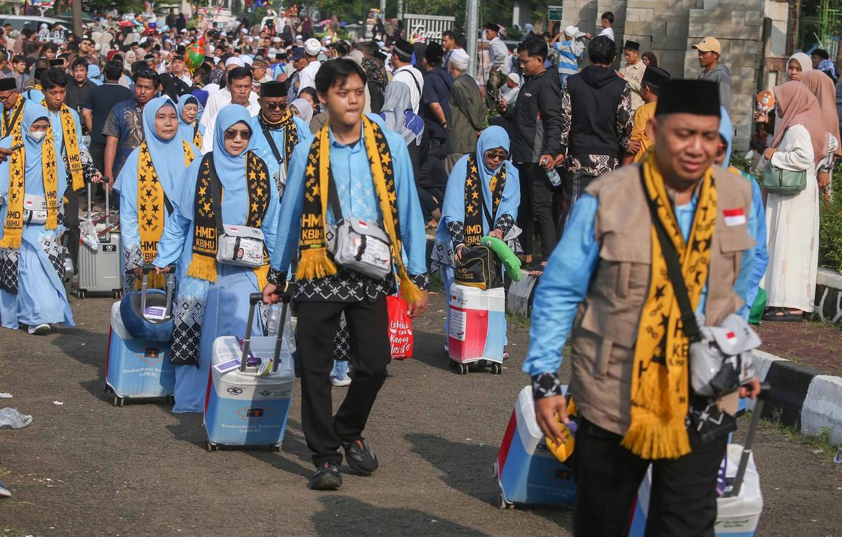 FOTO: Peluk Perpisahan Iringi Keberangkatan Jemaah Haji Bogor