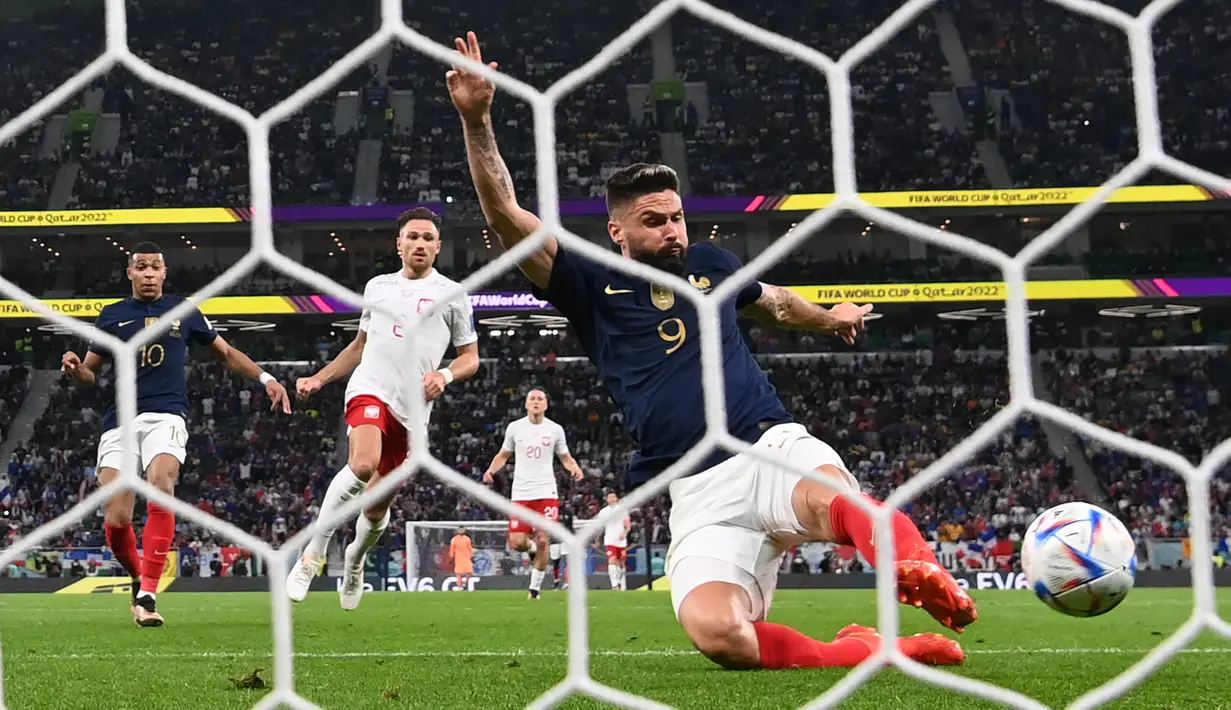Penyerang Prancis #09 Olivier Giroud menembak tetapi gagal mencetak gol ke gawang Polandia pada babak 16 besar Piala Dunia 2022 di Stadion Al Thumama, Minggu (4/12/2022) malam WIB.  Giroud sukses membobol gawang Polandia dan merupakan gol ke-52 sang penyerang sekaligus membawanya menjadi pencetak gol terbanyak Timnas Prancis sepanjang sejarah. (Kirill KUDRYAVTSEV / AFP)