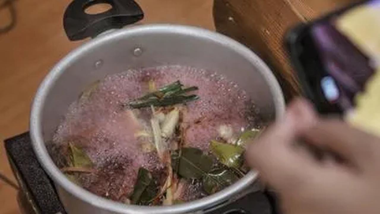 Bir Pletok

 Bir Pletok terbuat dari bahan alami yang tidak memabukkan. Minuman satu ini dibuat dari campuran rempah-rempah seperti jahe dan serai. Bir Pletok juga terdiri dari campuran daun pandan yang membuat aromanya begitu wangi.

Bir Pletok denga