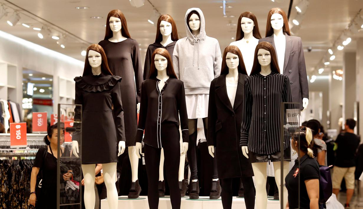 Sejumlah patung berpakaian hitam dan putih dengan berbagai model dipajang di pusat perbelanjaan untuk memberikan penghormatan terakhir kepada Raja Thailand 