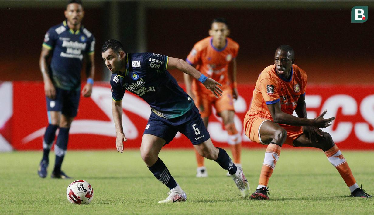 Gelandang Persib Bandung, Farshad Noor (kiri) berusaha melewati gelandang Persiraja Banda Aceh, Ousmane Fane dalam laga matchday ke-3 Grup D Piala Menpora 2021 di Stadion Maguwoharjo, Sleman, Jumat (2/4/2021) (Bola.com/M Iqbal Ichsan)