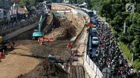 Pengendara terjebak kemacetan di samping proyek pembangunan underpass Mampang, Jakarta, Senin (6/11). Gubernur DKI Jakarta Anies Baswedan mengatakan ada 10 proyek pembangunan infrastruktur yang menimbulkan kemacetan luar biasa. (Liputan6.com/JohanTallo)