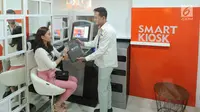 Nasabah mendapatkan bingkisan usai melakukan transaksi  pada Smartk Kios ATM saat peringatan Hari Pelanggan Nasional di Kantor BNI Mall  Kota Kasablanka, Jakarta, Selasa (4/9). (Merdeka.com/Arie Basuki)