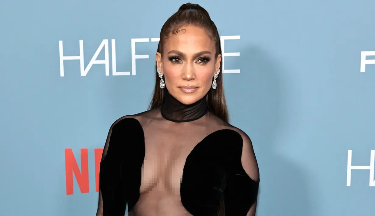 <p>Penyanyi-aktris AS Jennifer Lopez atau J.Lo tiba untuk pemutaran perdana "Halftime" pada malam pembukaan Festival Tribeca di United Palace di New York, 8 Juni 2022. Ibu dua anak itu tampak berseri-seri dengan rambut cokelat panjangnya yang dengan gaya sleek ponytail. (Jamie McCarthy /Getty Images via AFP)</p>