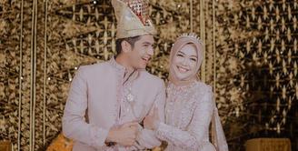 Pasangan Ria Ricis dan Teuku Ryan menggelar acara Ngunduh Mantu pada Sabtu, (29/1/2022) di Banda Aceh. Acara ini memang dibuat kental adat Aceh. (Instagram/hisyam.sajin).