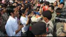 Warga yang ingin mendapat THR dari Jokowipun membludak. Mereka sangat antusias menerima THR dari Presiden Terpilih Indonesia, Jakarta, Kamis (24/7/2014) (Liputan6.com/Herman Zakharia)