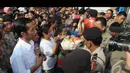 Warga yang ingin mendapat THR dari Jokowipun membludak. Mereka sangat antusias menerima THR dari Presiden Terpilih Indonesia, Jakarta, Kamis (24/7/2014) (Liputan6.com/Herman Zakharia)