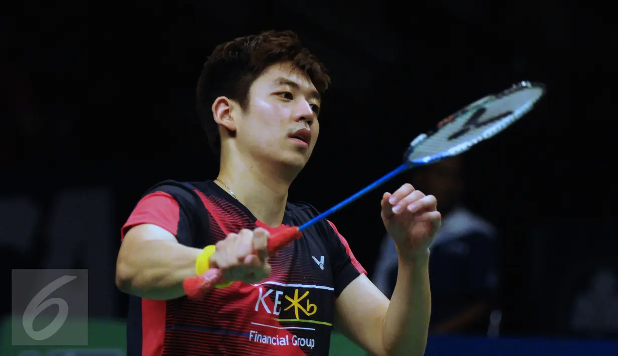 Pebulutangkis ganda putra Korsel, Lee Yong Dae saat laga melawan Chai Biao/Hong Wei (Tiongkok) di final BCA Indonesia Open 2016, Jakarta, Minggu (5/6/2016). Lee Yong Dae/Yoo Yeon Seong unggul 13-21, 21-13, 21-16. (Liputan6.com/Helmi Fithriansyah)