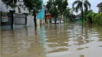 Perumahan Di Cilamaya Karawang Terendam Banjir Akibat Hujan Lebat. (Liputan6.com/Abramena)