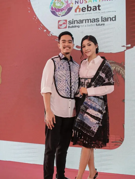 Memberikan sentuhan khas Indonesia pada gayanya, Erina dan Kaesan mengangkat Batik dengan nuansa biru untuk tampil di sebuah acara. [Foto: Instagram/ Erina Gudono]
