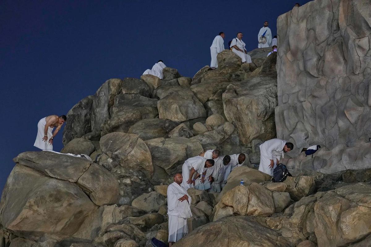 FOTO: Khusyuk Jemaah Haji Berdoa di Jabal Rahmah