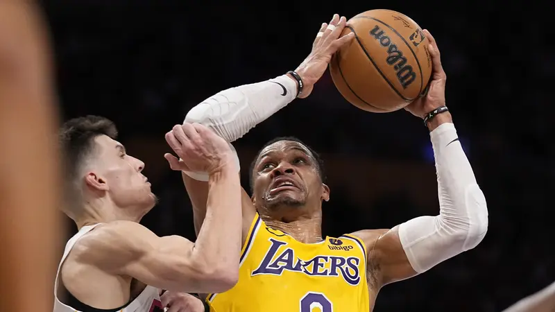 Pemain Lakers Russell Westbrook beraksi saat melawan Miami Heat