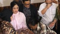 W bersujud di kaki Sri Muna, ibunda Dewi Perssik di Polres Metro Jakarta Selatan, Selasa (29/11/2022), meminta maaf atas perbuatannya dan berjanji tidak akan mengulanginya. (Foto: M. Altaf Jauhar)